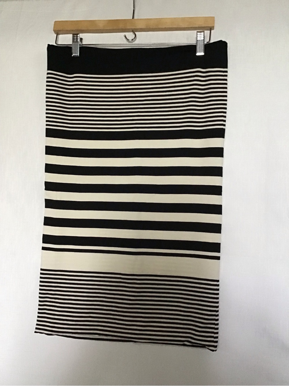 LOFT Women’s Black and Cream Striped Pencil Skirt Size Medium